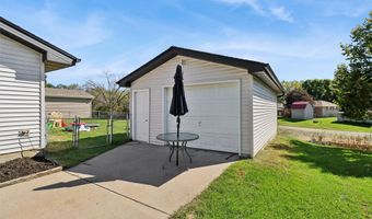 213 10th Ave SW, Altoona, IA 50009
