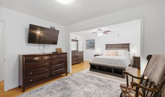 8906 TRANSUE Dr, Bethesda, MD 20817
