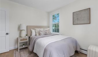 28 Young St 1, Newport, RI 02840