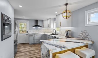 137 Overlook Dr, Warwick, RI 02818