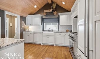 206 Edgewater Dr, Algonac, MI 48001