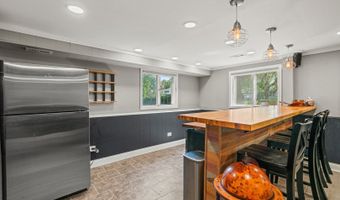 330 N Country Club Dr, Addison, IL 60101