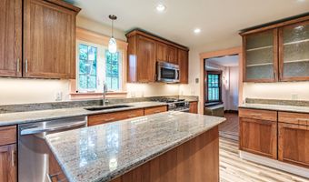 4 Pineway Dr, Auburn, ME 04210
