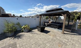 3 Desoto Rd, Amity Harbor, NY 11701