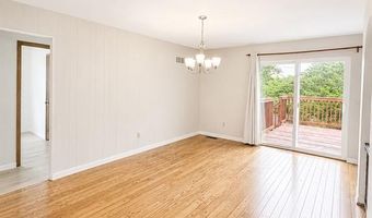 745 Woodrun Dr, Ballwin, MO 63021