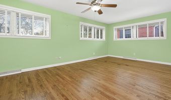 1040 E MOORPARK Ave, Appleton, WI 54911