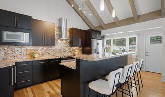 909 Parma Dr, Ballwin, MO 63021