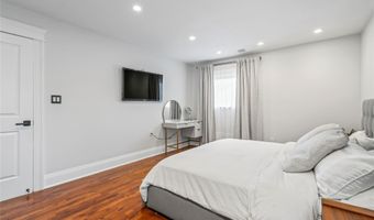 2 Lydia Ct, Albertson, NY 11507