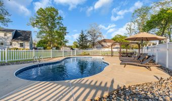 65 Serpentine Dr, Bayville, NJ 08721