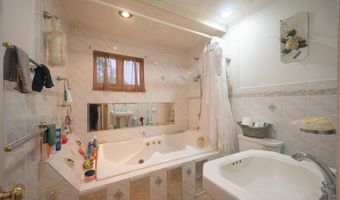 42 Ronald Dr N, Amityville, NY 11701
