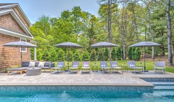 97 Oak Ln, Amagansett, NY 11937