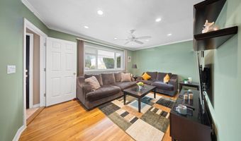 2 Lee Ave, Albertson, NY 11507