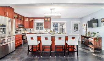 8 Marilyn Rd, Brookfield, CT 06804