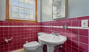 300 Twin River Rd, Lincoln, RI 02865