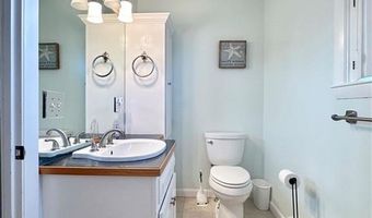 24 High St, Middletown, RI 02842
