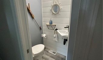 784 Robinhood Dr, Aurora, OH 44202