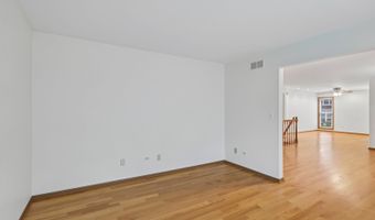 2109 N Charter Point Dr, Arlington Heights, IL 60004