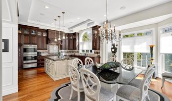 295 Meadowbrook Country Club Est, Ballwin, MO 63011