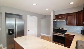 912 Oakwood Farms Ln, Ballwin, MO 63021