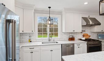 6 Knowlton Ct, Bristol, RI 02809