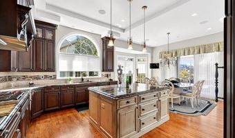 295 Meadowbrook Country Club Est, Ballwin, MO 63011