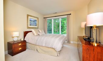 11 Templeton Ct 11, Avon, CT 06001
