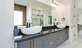810 NW 11th St, Bentonville, AR 72712