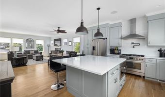 3 Oak St, Middletown, RI 02842