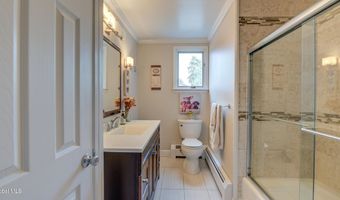 4 Fairway Ct, Albany, NY 12208
