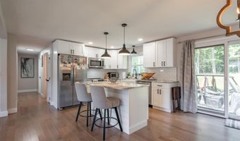 18 Dream Lake Dr, Amherst, NH 03031