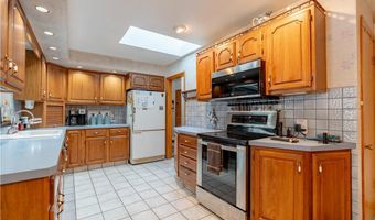 2025 S Plaza Dr, Akron, OH 44319