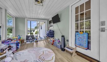 10 Linda Cir, Aberdeen, NJ 07747