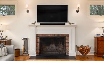 56 Summerfield Ln, Middletown, RI 02842