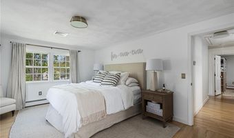 45 Meadowbrook Dr, Barrington, RI 02806