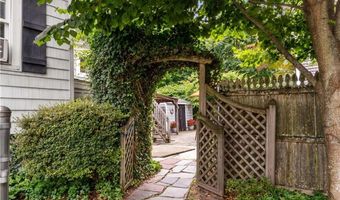 8 Lincoln Ave, Bristol, RI 02809