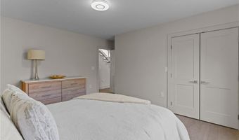 8 J H Dwyer Dr, Middletown, RI 02842