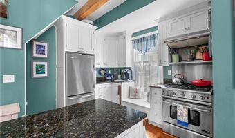 22 Greenough Pl, Newport, RI 02840
