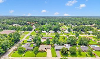 18 Rollins Pl, Atmore, AL 36502