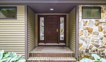 15 Inverness Rd, Falmouth, ME 04105