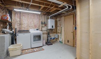 40 Red Oak Dr, Coventry, RI 02816