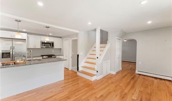 88 General Hawkins Dr, Warwick, RI 02888