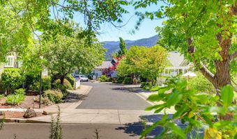 832 Pavilion Pl, Ashland, OR 97520