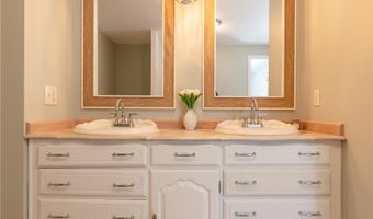 122 Sylvan Dr, East Greenwich, RI 02818