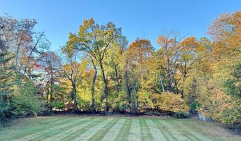 9 S Amundsen Ln, Airmont, NY 10901