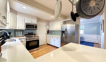 24 High St, Middletown, RI 02842