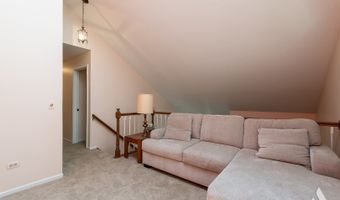 2452 E Hunter Dr, Arlington Heights, IL 60004