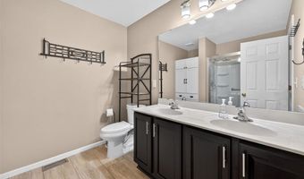 812 Whispering Village Cir, Ballwin, MO 63021
