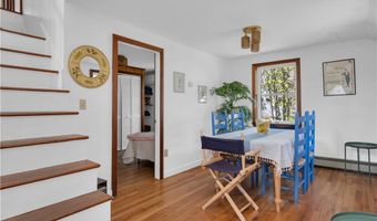 1 Mohawk Trl, Narragansett, RI 02882