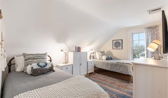 21 Bedlow Ave, Newport, RI 02840