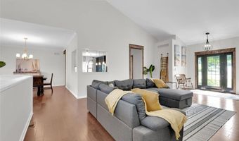 215 Cobblefield Ct, Ballwin, MO 63011
